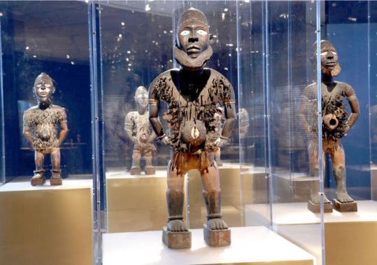 برز التكاتف بين الفنانين والكهنة لإخراج المملكة من أزماتها